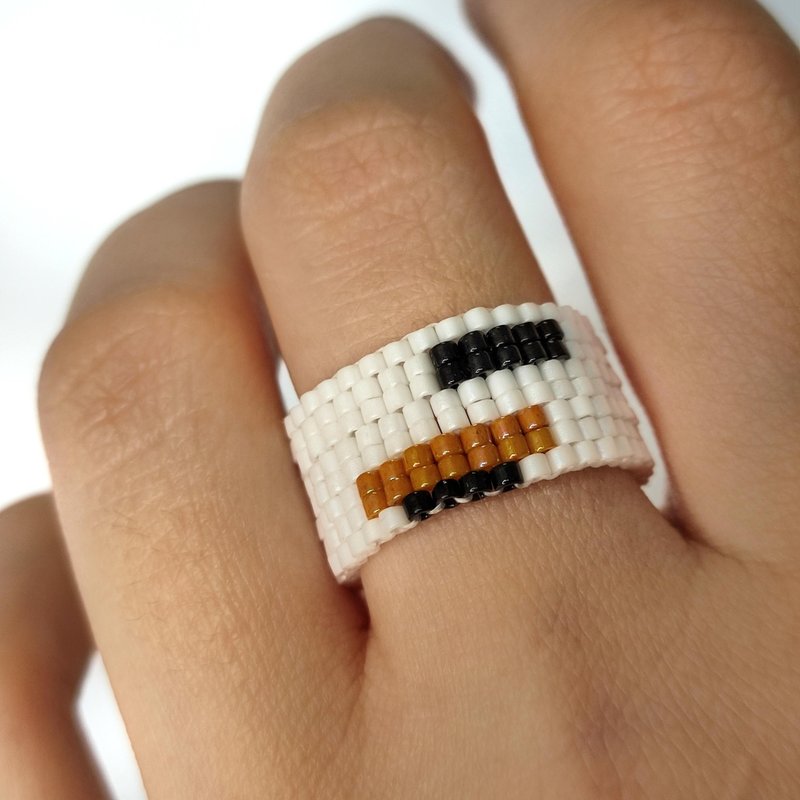 Abstract design bead ring Beautiful white handmade jewelry Wide flexible ring - 戒指 - 玻璃 白色