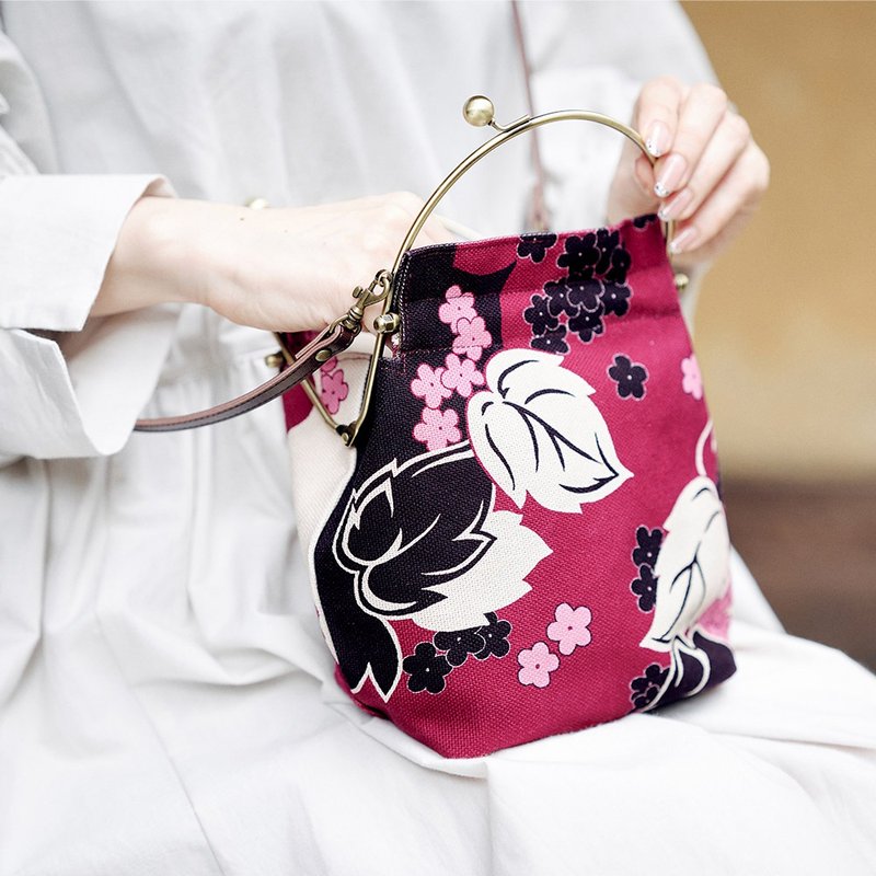 Benly Gamaguchi Bag Suzuhana with chain and synthetic leather shoulder - กระเป๋าแมสเซนเจอร์ - ผ้าฝ้าย/ผ้าลินิน สีม่วง