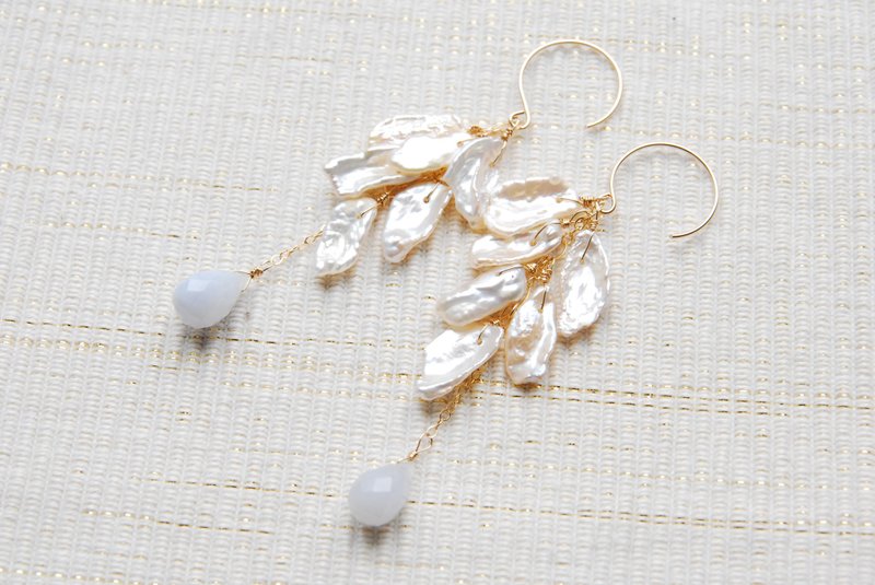 木の葉のようなケシパールとブルーレースドロップのピアス １４kgf - 耳環/耳夾/耳骨夾 - 珍珠 藍色