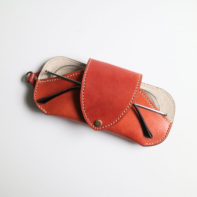 Special hand-dyed leather neck hook-type glasses case glasses case glasses bag - Qiu Shi - กล่องแว่น - หนังแท้ สีแดง