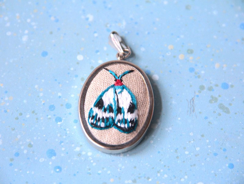 Green veined white moth moth embroidery necklace - สร้อยคอ - งานปัก สีน้ำเงิน