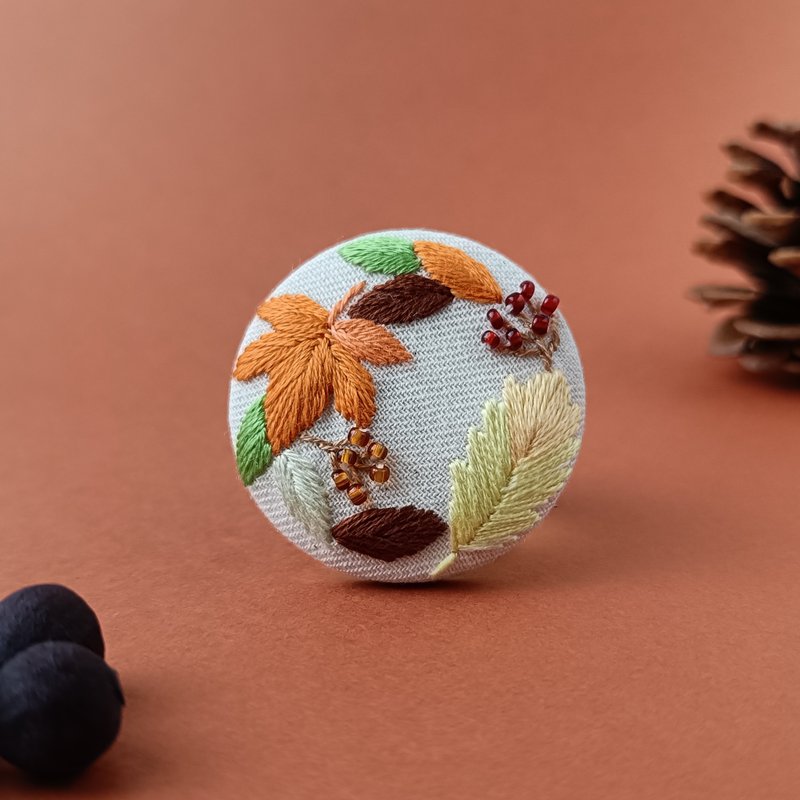 秋の紅葉!落ち葉のリース刺繍ブローチor刺繍ヘアゴム - 胸針 - 棉．麻 咖啡色