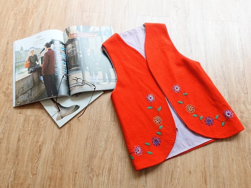 Vintage vest / no.11 - เสื้อกั๊กผู้หญิง - วัสดุอื่นๆ สีแดง