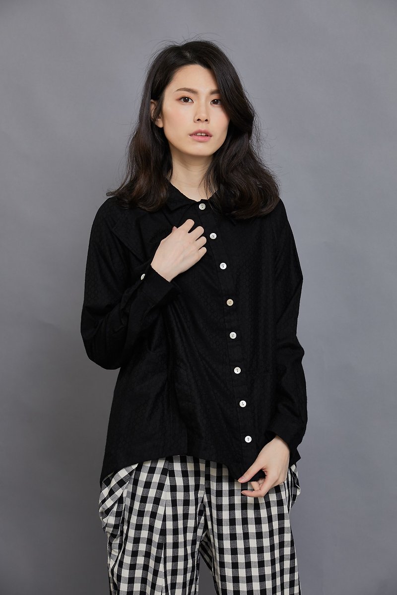Diagonal pleated double collar long-sleeved shirt_carbon black diamond pattern_fair trade - เสื้อเชิ้ตผู้หญิง - ผ้าฝ้าย/ผ้าลินิน สีดำ
