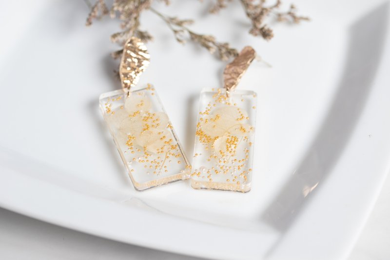 Handmade resin earrings - 耳環/耳夾/耳骨夾 - 塑膠 紅色