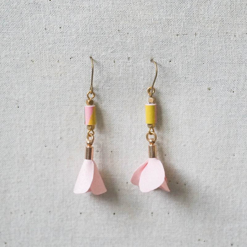 [Small roll paper hand-made/paper art/jewelry] Sweet pink cloth flower pendant paper bead earrings - ต่างหู - กระดาษ สึชมพู