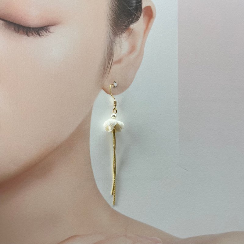 Halina | Small Flower Gold Drop Chain Elegant Earrings - ต่างหู - เรซิน ขาว