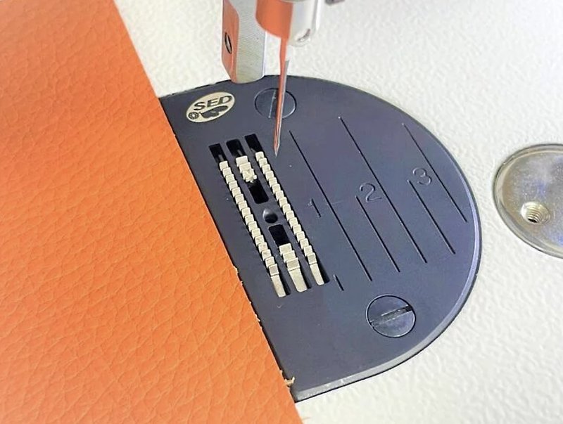 4 列の特別にコーティングされた針板は、産業用フラット カーに適しています。 - 革細工 - 金属 ブラック