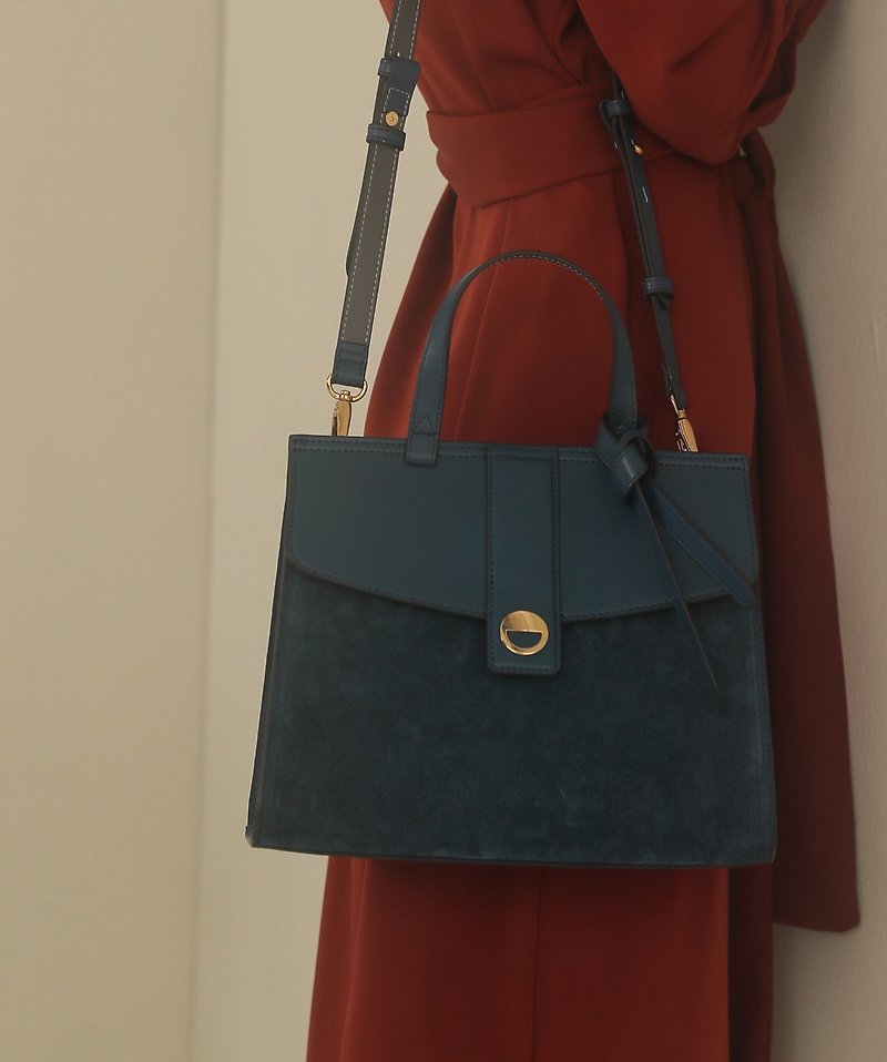 Twisted leather hand strap briefcase navy blue - กระเป๋าแมสเซนเจอร์ - หนังแท้ สีน้ำเงิน