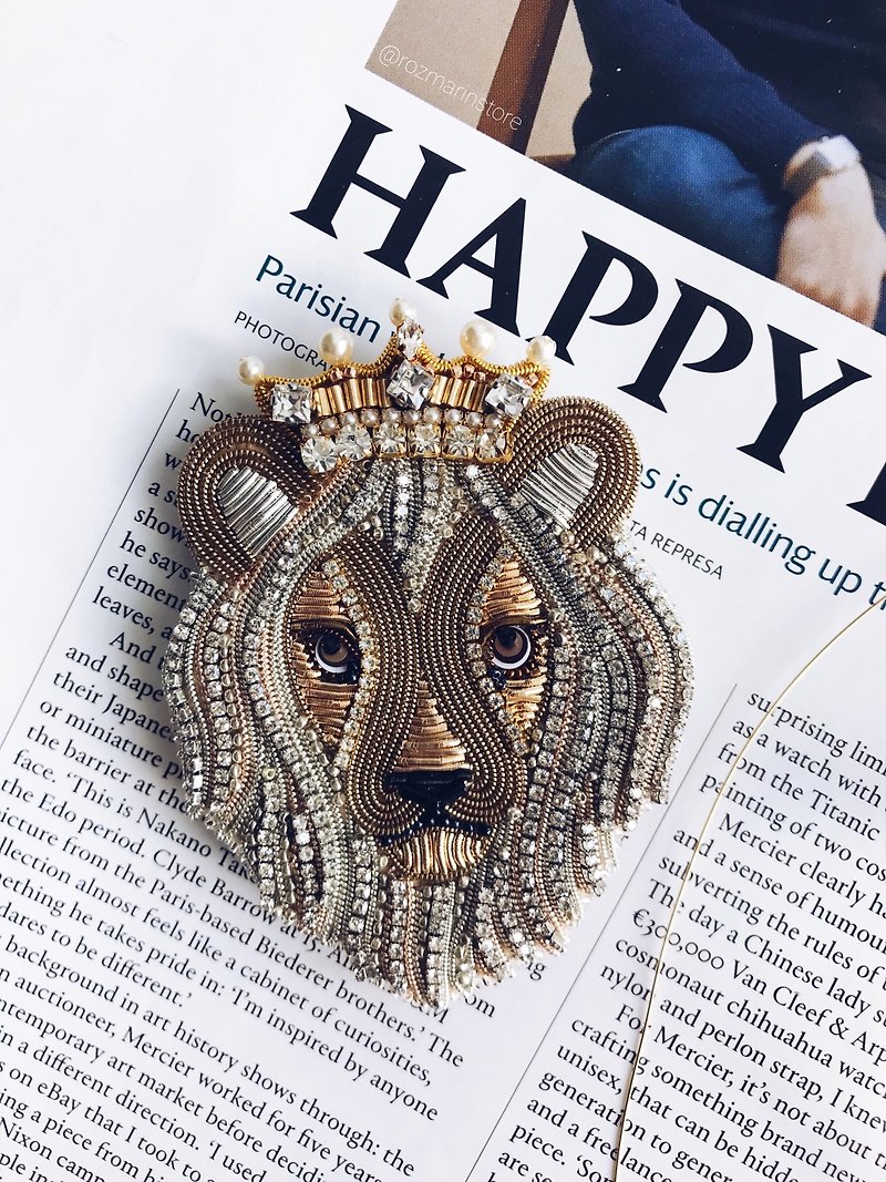 Leo Zodiac Animal Beaded Brooch handmade Lion Embroidered jewelry pin - เข็มกลัด - งานปัก สีทอง
