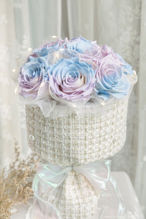 OWN Flower花藝設計 小香風花束附禮盒/永生花花束/9朵厄瓜多玫瑰/不凋花/撞色/有燈光