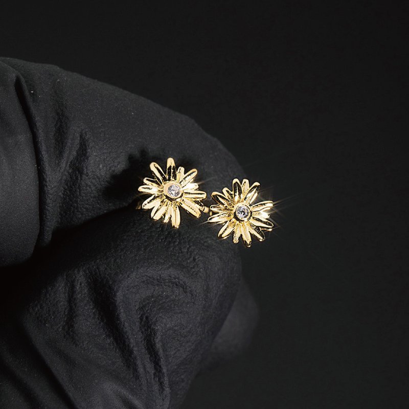 FREYA solitaire daisy earrings - Earrings & Clip-ons - Precious Metals 