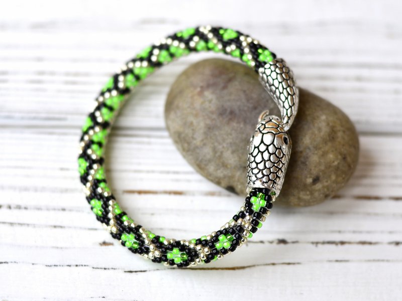 Beaded snake bracelet, Bumslang bracelet, Neon green bracelet for girl - 手鍊/手環 - 玻璃 綠色