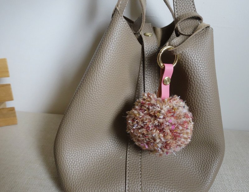 Brilliant Impressionist Peng Peng Big Hair Ball Bag Leather Accessories Charm - พวงกุญแจ - วัสดุอื่นๆ สึชมพู