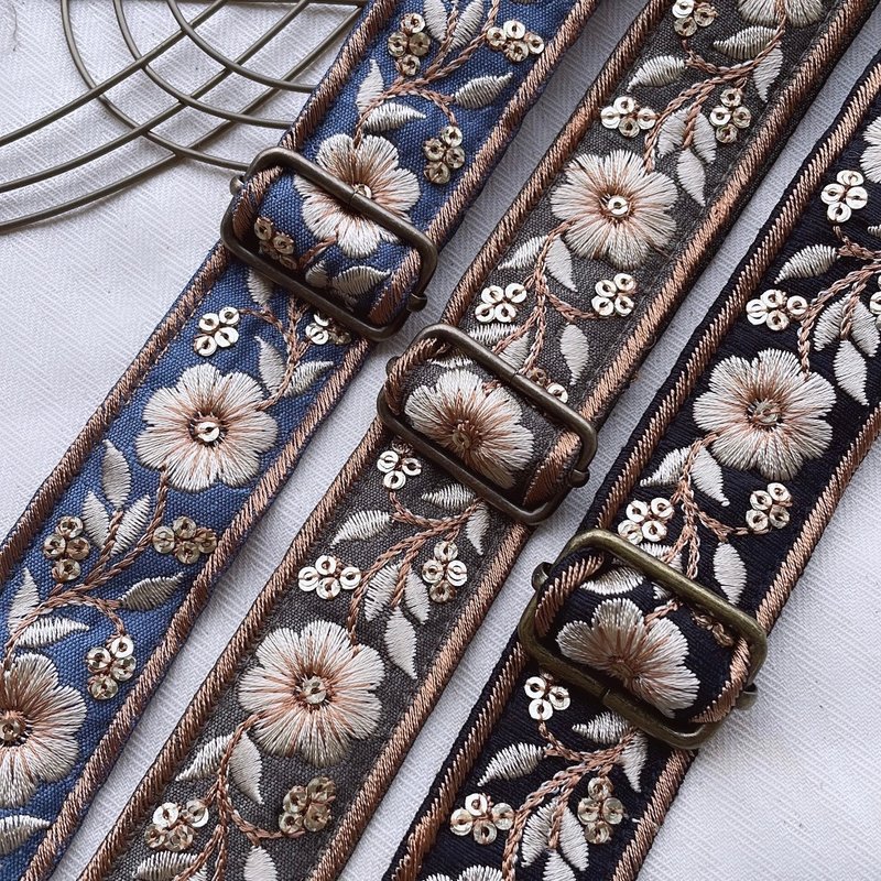 Embroidered mobile phone strap - อุปกรณ์เสริมอื่น ๆ - ไฟเบอร์อื่นๆ สีเขียว