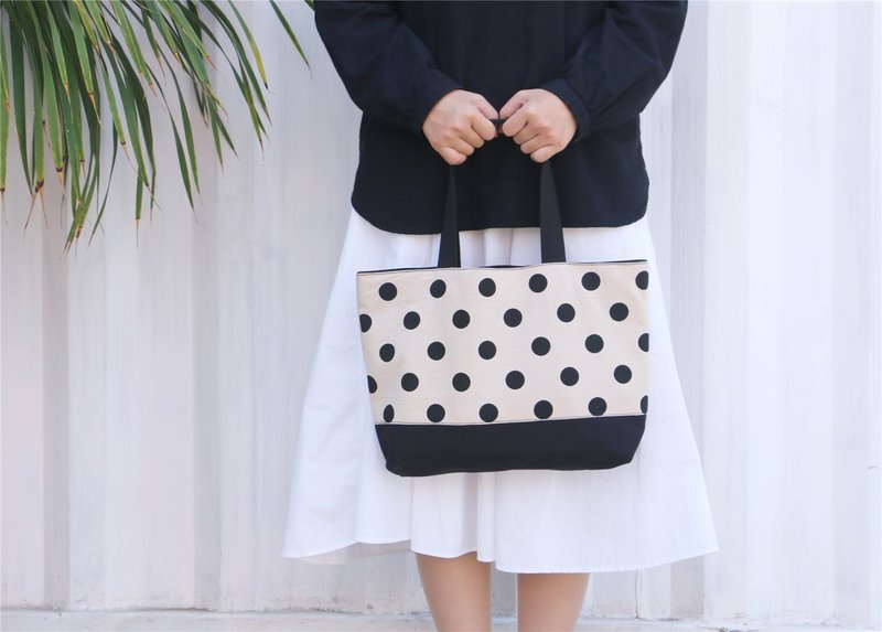 Niche design ins style Japanese style polka dot canvas bag women's bag shoulder handbag - กระเป๋าถือ - ผ้าฝ้าย/ผ้าลินิน สีดำ