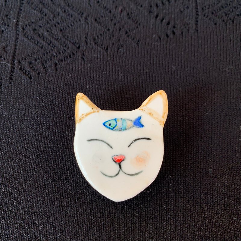 The cat and its fish pottery pin are hand-painted (only this one) - Brooches - Pottery Multicolor