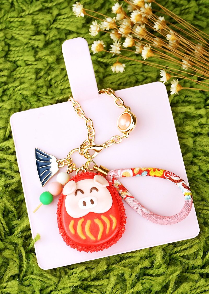 Piglet Dharma macaron bag charm - ที่ห้อยกุญแจ - ดินเหนียว สีแดง
