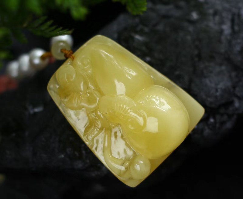 Fine natural ore beeswax Ruyi gourd pendant with high-end knitted bead chain upper body is super beautiful - Necklaces - Gemstone 