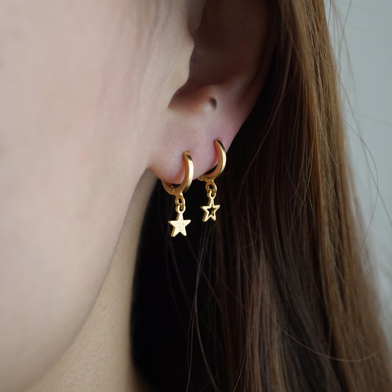 Mini Star Hoop Earrings - ต่างหู - โลหะ สีทอง