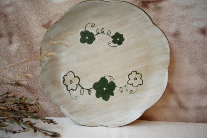 Handcrafted kohiki round dish with delicate floral patterns, 18cm, dining plate - จานและถาด - ดินเผา สีเขียว