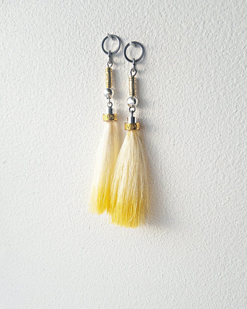 Custom charms/Interchangeable/着せ替えチャーム/horse hair yellow - 耳環/耳夾/耳骨夾 - 其他金屬 黃色