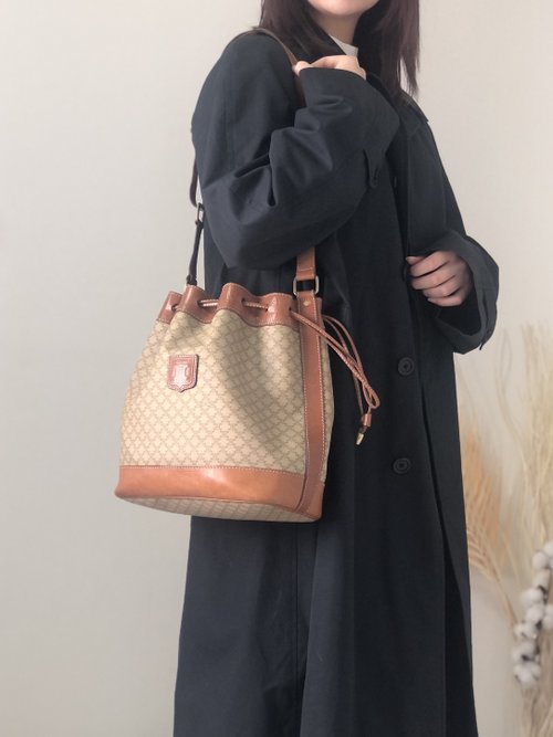 日本直送 名牌中古包 】CELINE セリーヌ マカダム ブラゾン型押し レザー 巾着 ショルダーバッグ ベージュ vintage ugdzs4 -  ショップ VintageShop solo ショルダーバッグ - Pinkoi