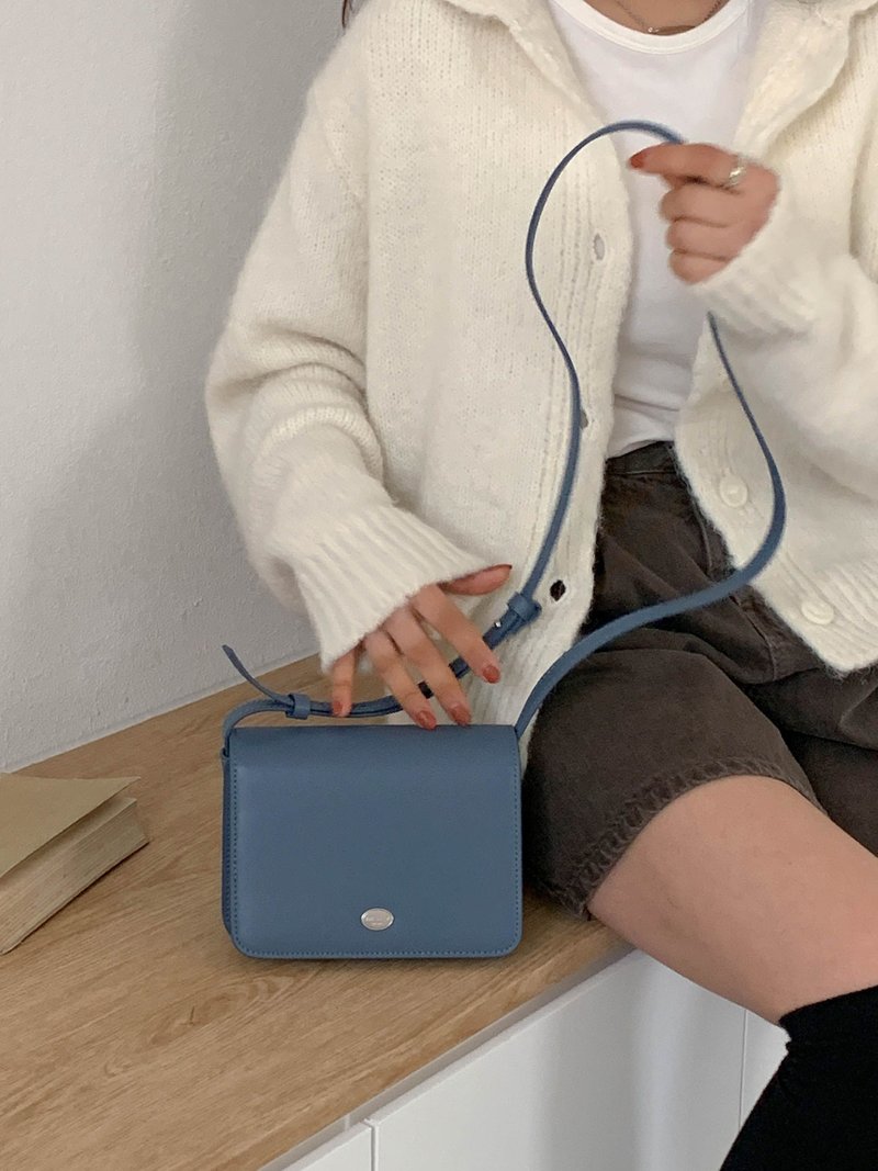 革 ショルダーバッグ ブルー - Korea The Ally | BUNNY BAG |ブルー| レザー ハンドバッグ クロスボディ バッグ
