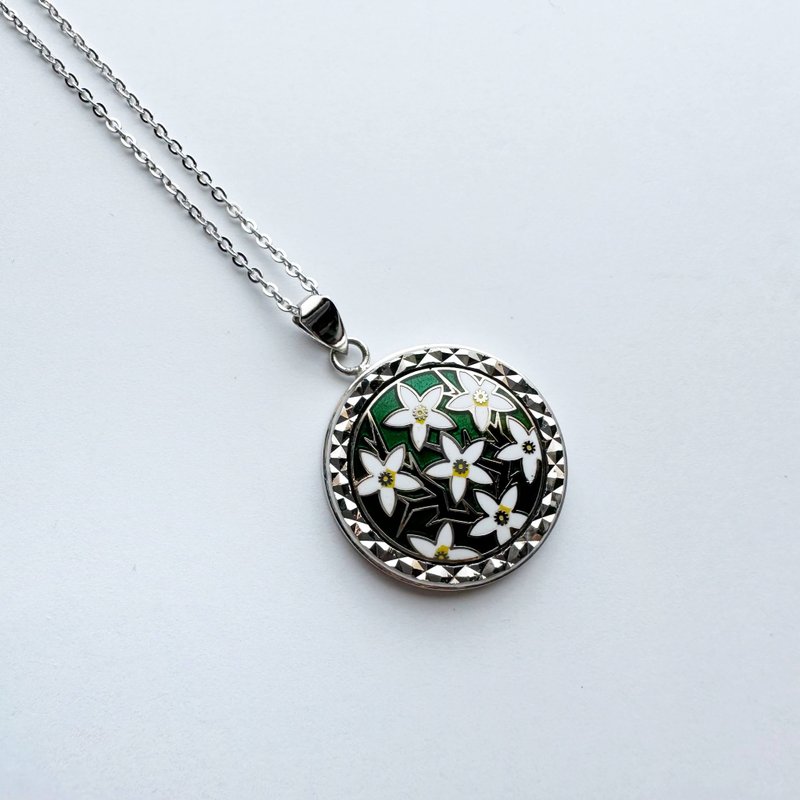 Karatachi [Green] Cloisonne ware pendant Red copper metal cloisonne - Necklaces - Glass Green