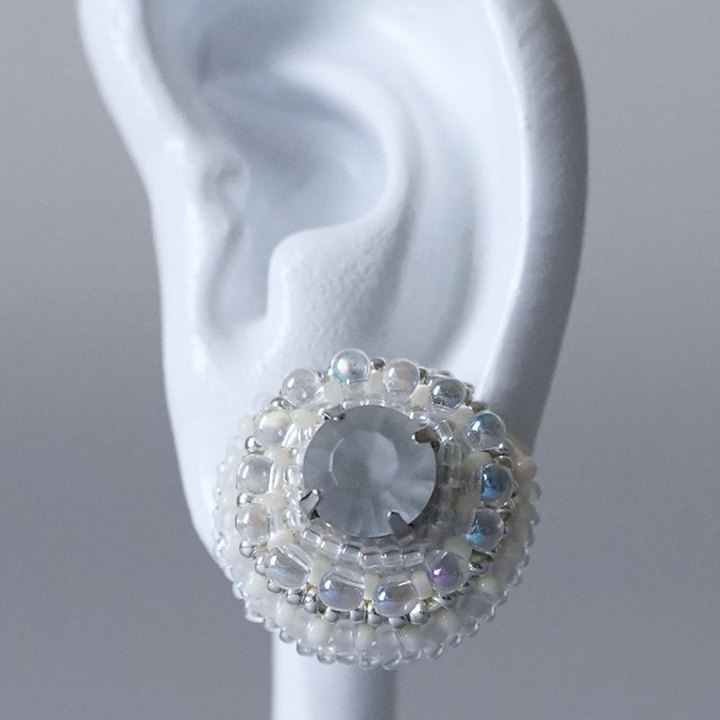 おしゃべりなイヤリング ピアス No.30 クリアのビジュー×ホワイト×シルバー ビーズ刺繍デザイン 大ぶり サージカルステンレス 金具選択可 - ピアス・イヤリング - ガラス ホワイト