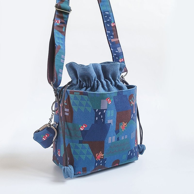 Candy drawstring bag waterproof bucket bag side backpack-European fairy tale house dark blue - กระเป๋าแมสเซนเจอร์ - ผ้าฝ้าย/ผ้าลินิน สีน้ำเงิน