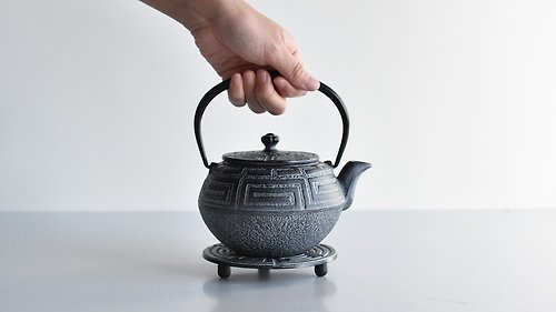OIGEN 及源鑄造 鑄鐵茶壺【漩渦】(茶壺+瓶敷)