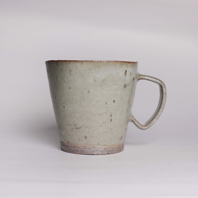 Mingyao Kiln l Wood-burning Ancient Pigeon Grey Iron Spot Five-point Coffee Cup - แก้วมัค/แก้วกาแฟ - ดินเผา สีเทา