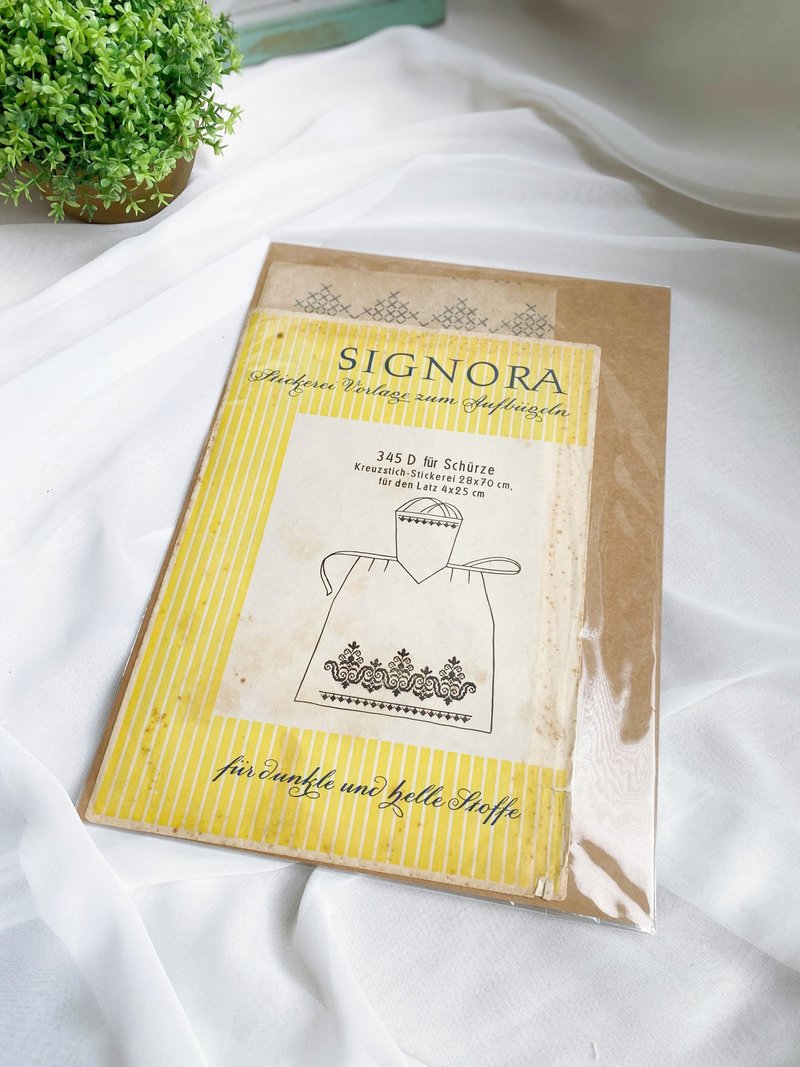 【好日戀物】德國帶回古老刺繡/十字繡圖面含紙型紙本收藏品 - 編織/刺繡/羊毛氈/縫紉 - 其他金屬 多色