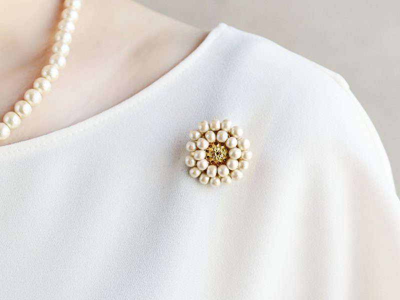 Limited quantity [Brooch] Antique retro flower lover and natural pearl - เข็มกลัด - ไม้ ขาว