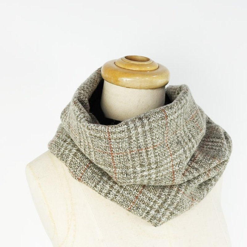 Suitable for gifts / double-sided two-tone short circle scarf suitable for men and women scarf / beige brown plaid - ผ้าพันคอถัก - ขนแกะ สีกากี