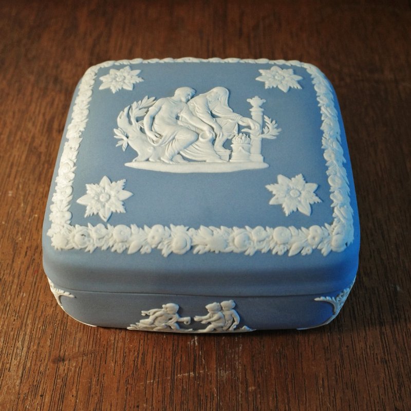 WEDGWOOD JASPER 英國名瓷 白玉浮雕 浮雕玉石 方型收納盒 珠寶盒 - 居家收納/收納盒/儲物盒 - 陶 藍色