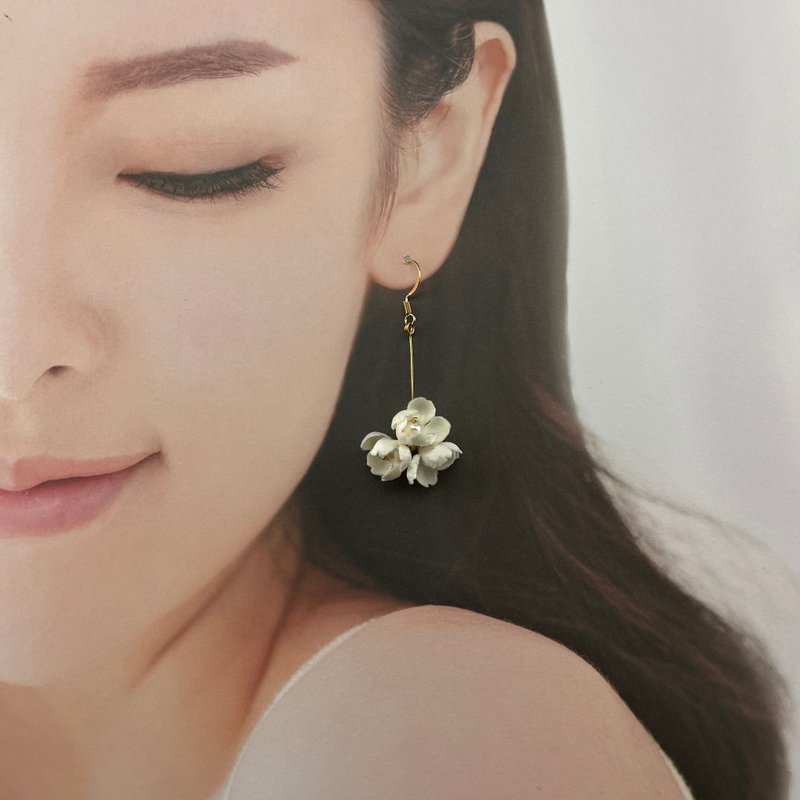 Tova | Multi-Faceted Small Flower Drop Earrings - ต่างหู - วัสดุอื่นๆ ขาว