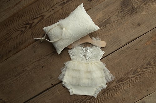 Divaprops White bodysuit set with lace for newborn girls:the perfect set for a little girl