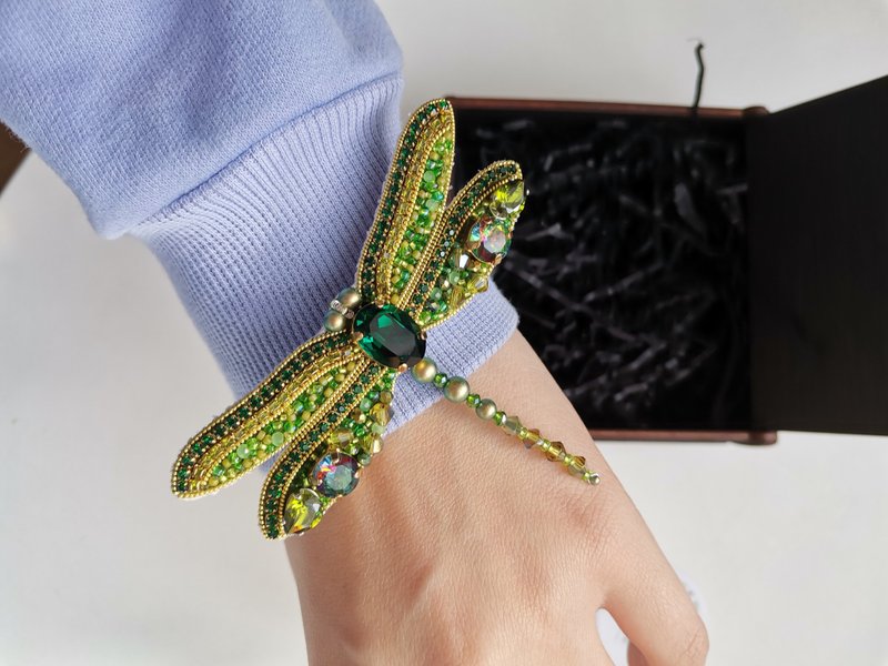 蜻蜓 Green Dragonfly jewelry brooch with crystals. - 胸針 - 其他材質 綠色