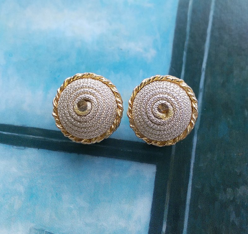 Vintage Jewelry 西洋古董飾品 VOGUE  細緻 小巧 凸圓 夾式耳環 - 耳環/耳夾/耳骨夾 - 其他金屬 金色