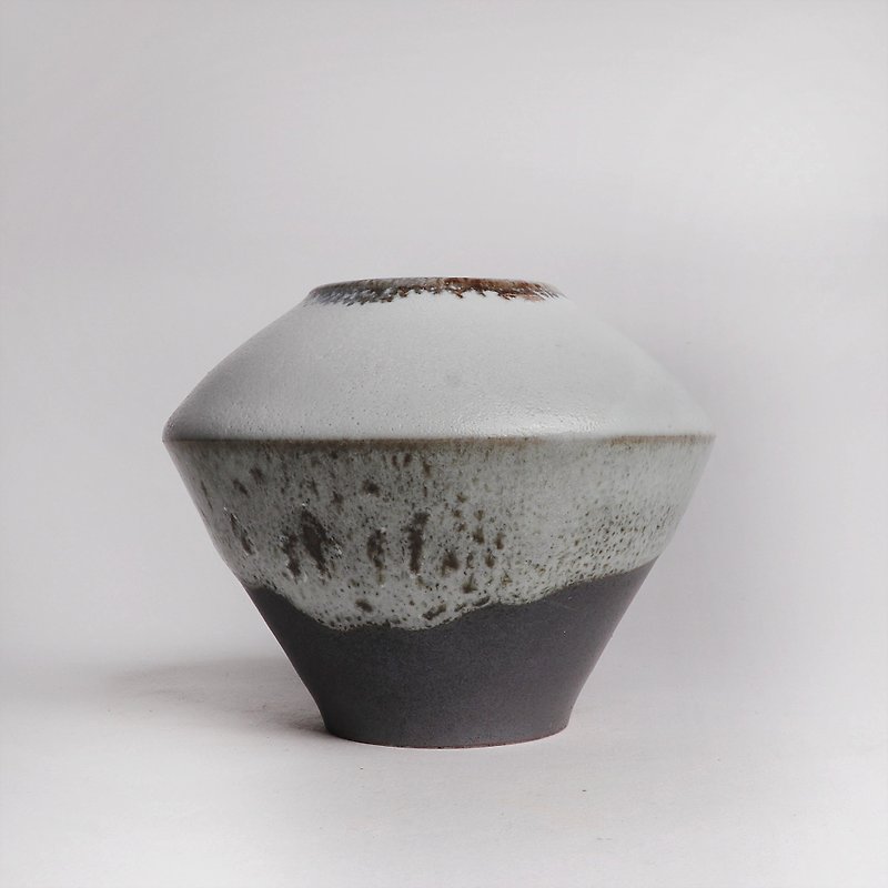 グレーの釉薬をかけた繭の形をした花瓶 - 花瓶・植木鉢 - 陶器 グレー