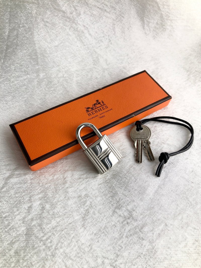 【 日本直送　名牌中古包 】HERMES エルメス 鍵 パドロック カデナ シルバー vintage ヴィンテージ オールド un7e4i - 其他 - 其他材質 銀色