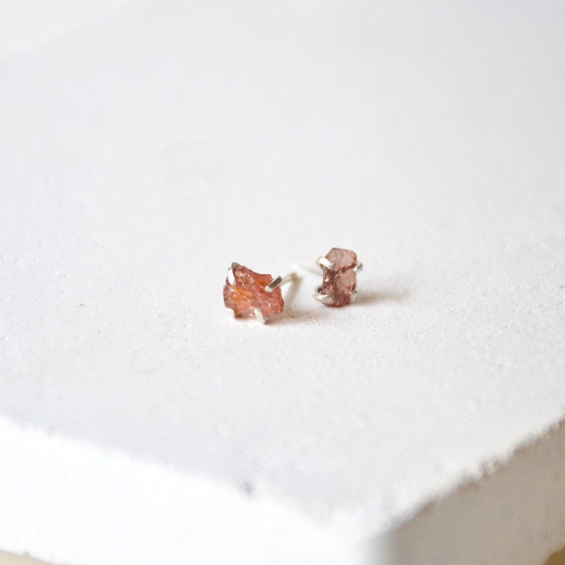 Handmade Raw Spinel with sterling silver Stud Earring, Birth stone for August - ต่างหู - เครื่องเพชรพลอย สึชมพู