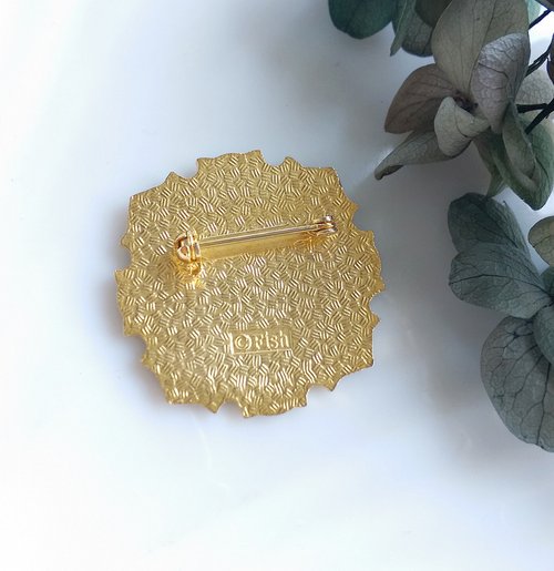 西洋アンティークジュエリー】七宝風FISH黒ブラックレッドピンブローチ