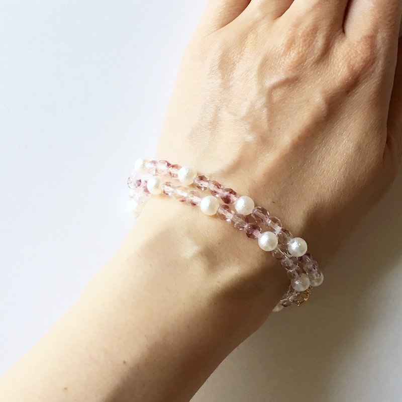 Light Czech Beads and Cotton Pearl Double Bracelet 3 - สร้อยข้อมือ - พลาสติก ขาว