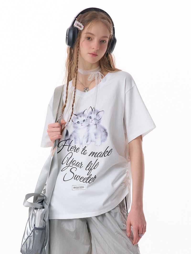 ziziFei夏季美式復古設計感貓咪印花抽繩V領寬松上衣短袖T恤女 - T 恤 - 其他材質 