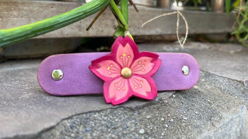 Vegetable tanned leather cherry blossom hair clip - เครื่องประดับผม - หนังแท้ สีม่วง