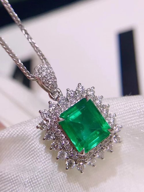 台北奧斯珠寶｜客製莫桑石、莫桑鑽、GIA鑽石、彩色寶石 奧斯珠寶 祖母綠吊墜1.4克拉
