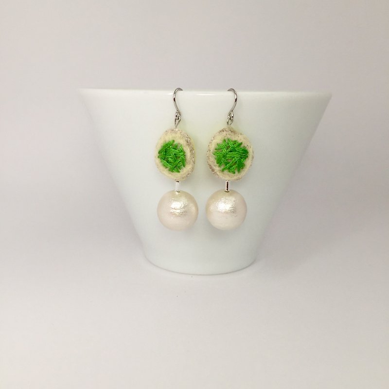 Earring Cream x Bright green  - 耳環/耳夾 - 繡線 綠色